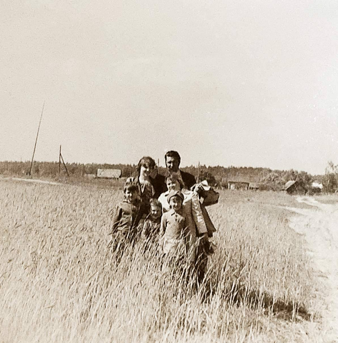 Земцова Людмила, Земцова Светлана, Маркин Станислав, их дети Игорь и Лена, маленький Сергей- сын Земцова Владимира